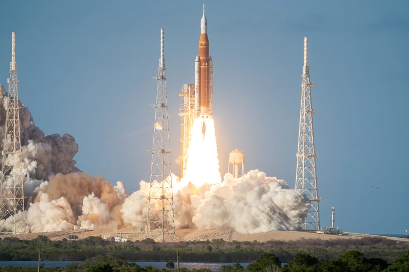 טיל ה-SLS ממריא ממתחם השיגור 39B עם צוות Artemis II
