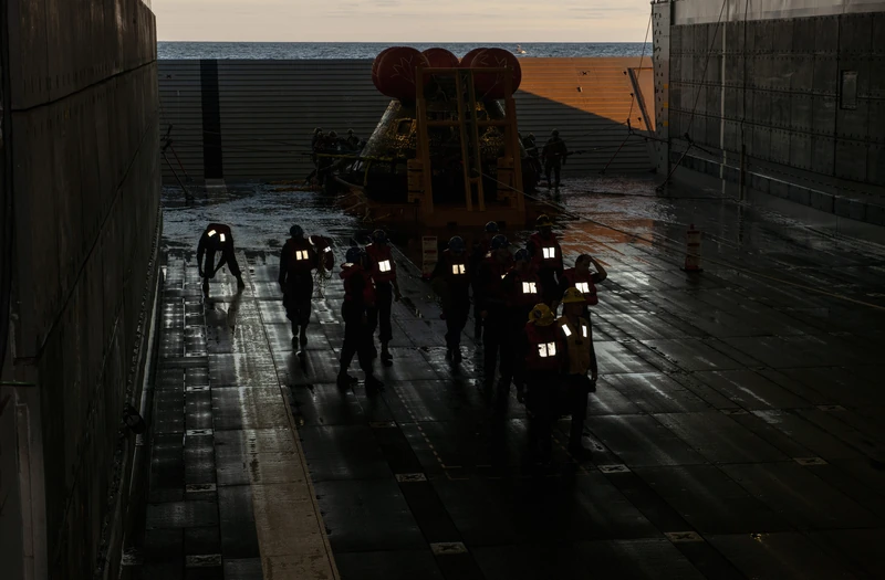 קפסולת Orion בתוך תא העגינה של USS Portland עם צוות החילוץ