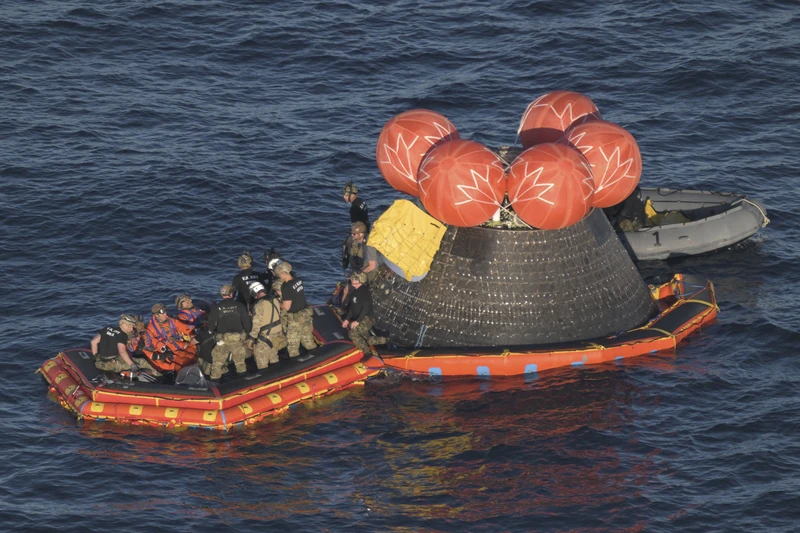 ארבעת אסטרונאוטי Artemis II על רפסודה מתנפחת לצד Orion באוקיינוס השקט