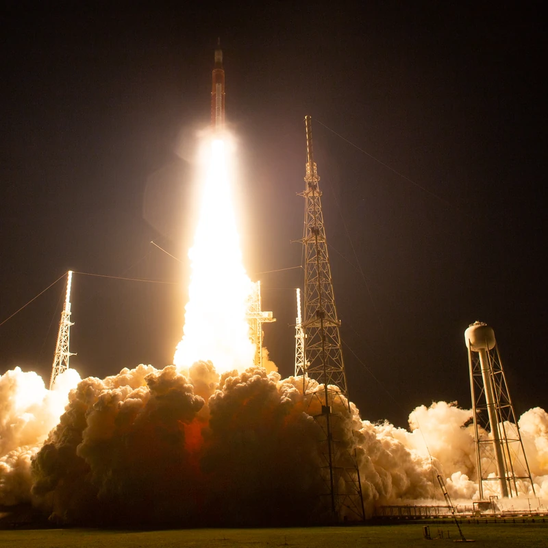 טיל ה-SLS של NASA ממריא בלילה עם Orion במשימת Artemis I