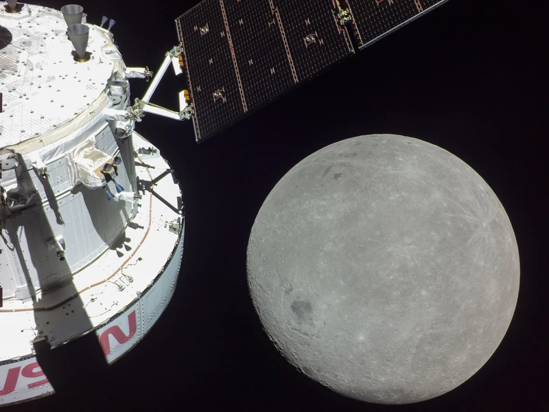 הצד הרחוק של הירח מעבר לחלק מחללית Orion