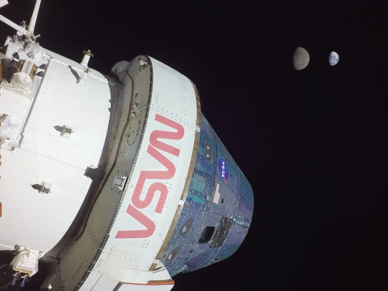 Orion עם כדור הארץ והירח במרחק