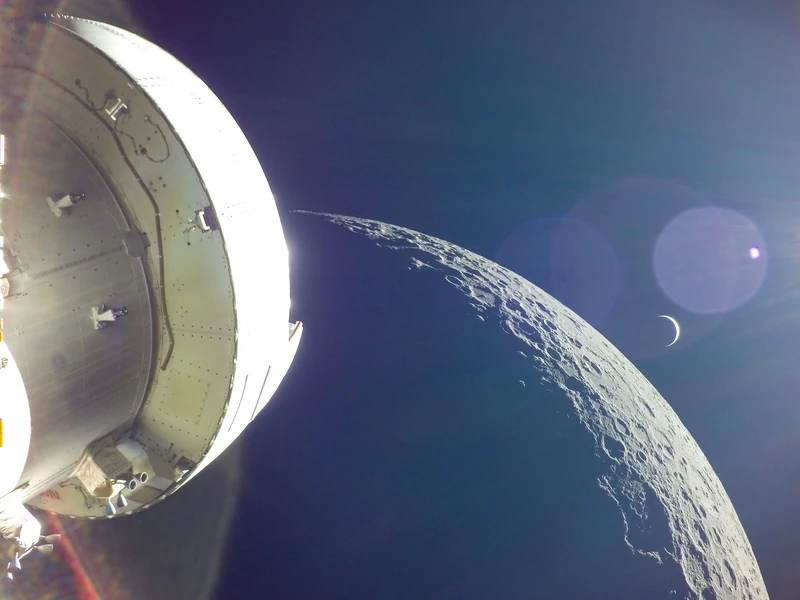 כדור הארץ זורח מאחורי שפת הירח לצד Orion